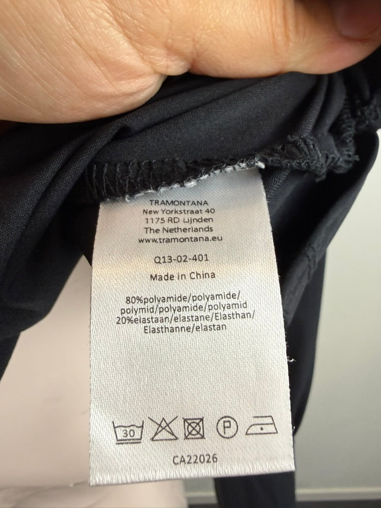 Effen zwarte blouse van Tramontana met V-hals en kraag, detailfoto