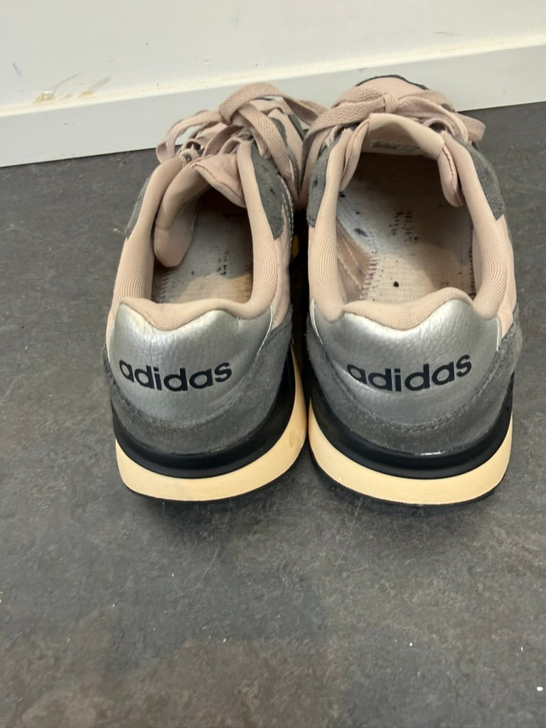 Adidas - Sneakers - lichtroze, suède neus en hiel, vetersluiting