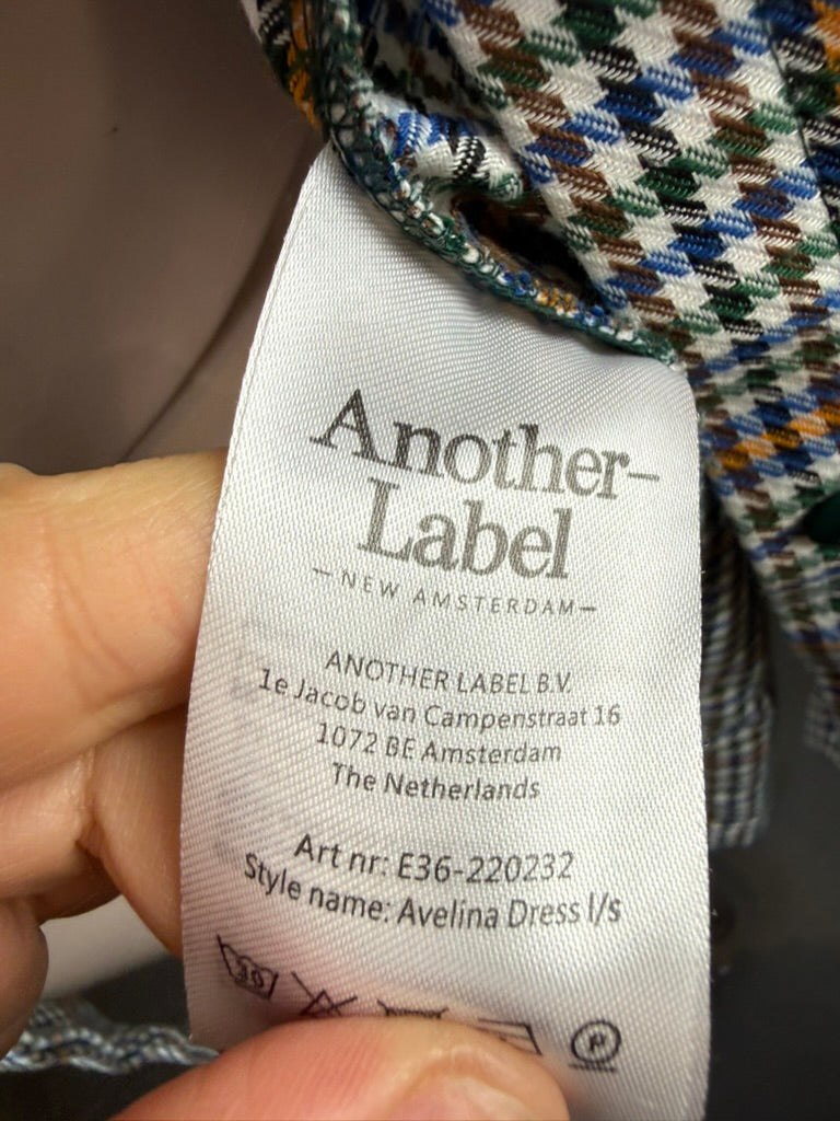 Geruite knielange overhemdjurk van Another-Label in blauw, wit, geel en bruin, detailfoto