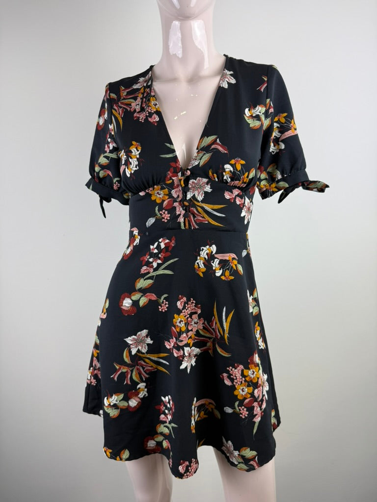 Zwarte A-lijn jurk met kleurrijke bloemenprint van Pull&Bear, detailfoto