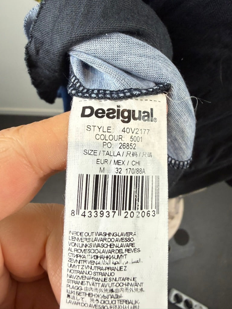 Meerkleurige Desigual jurk met patchworkprint en korte mouwen, detailfoto