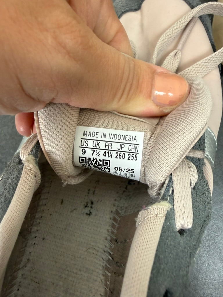 Adidas - Sneakers - lichtroze, suède neus en hiel, vetersluiting