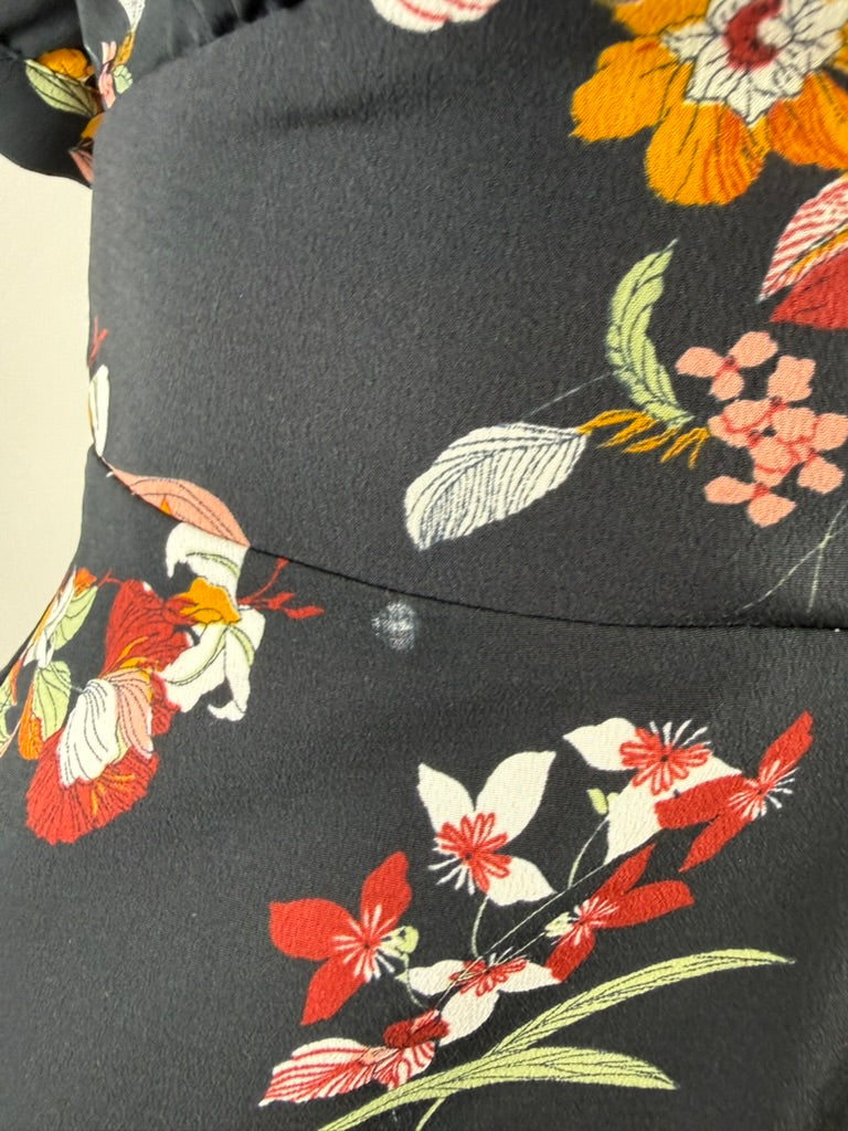 Zwarte A-lijn jurk met kleurrijke bloemenprint van Pull&Bear, detailfoto