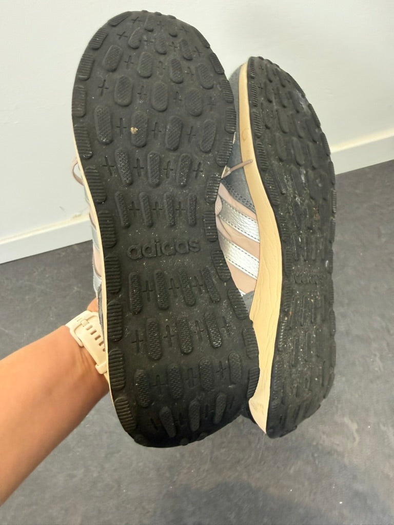 Adidas - Sneakers - lichtroze, suède neus en hiel, vetersluiting