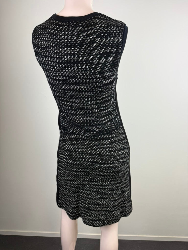 Zwart-witte mouwloze Missoni jurk met grafisch patroon en zwarte zijpanelen, detailfoto