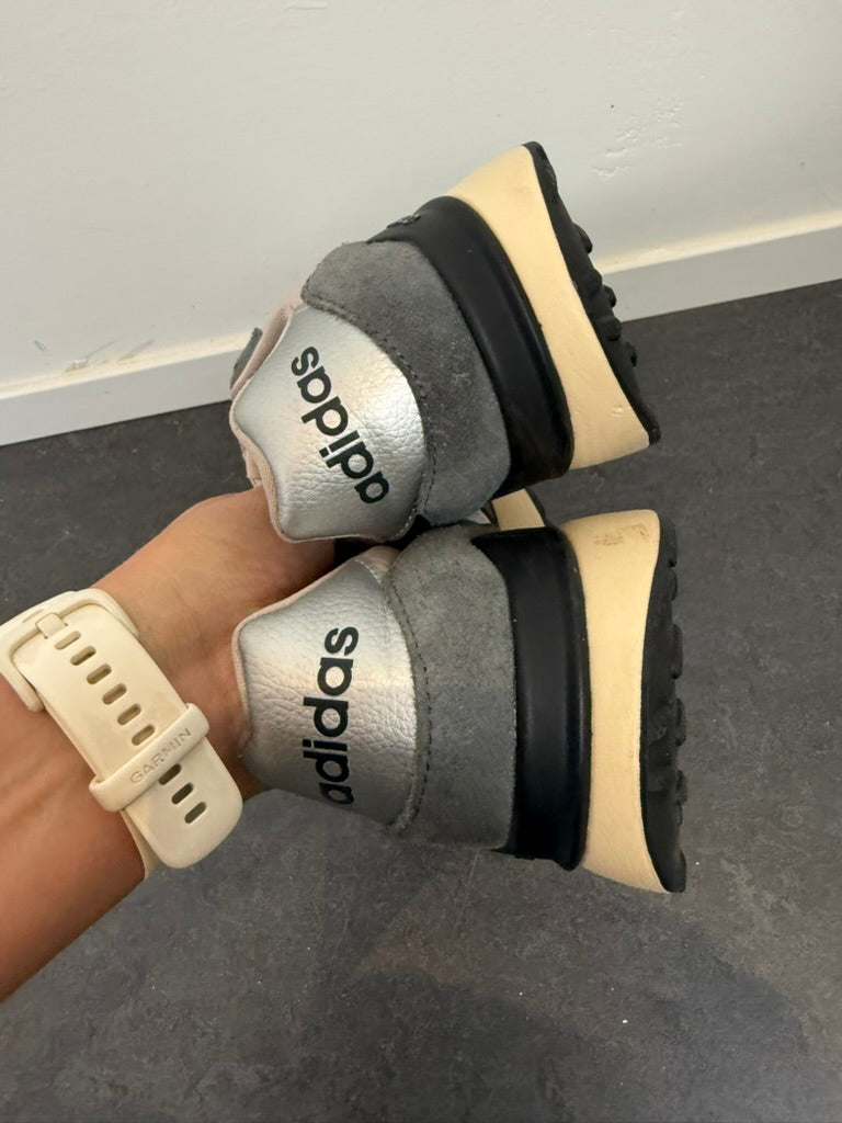 Adidas - Sneakers - lichtroze, suède neus en hiel, vetersluiting