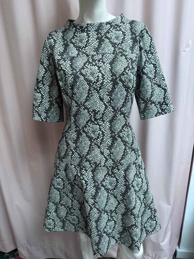 HUGO - Jurk - zwart-wit slangenprint, korte mouwen, ronde hals - L