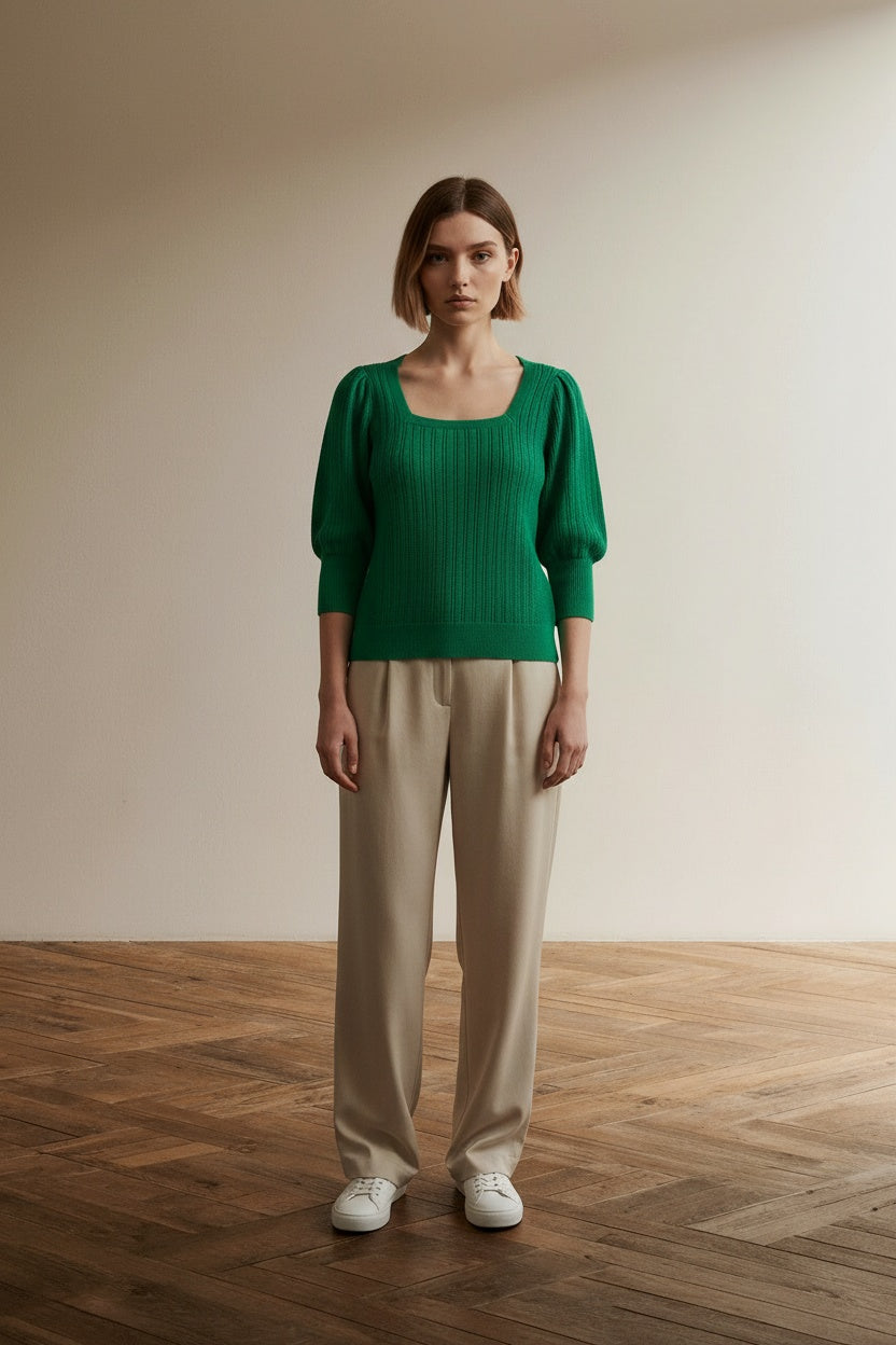 Full body view of the model wearing POM Amsterdam Gebreide Top Groen – Dames Trui met Vierkante Halslijn – Maat 40