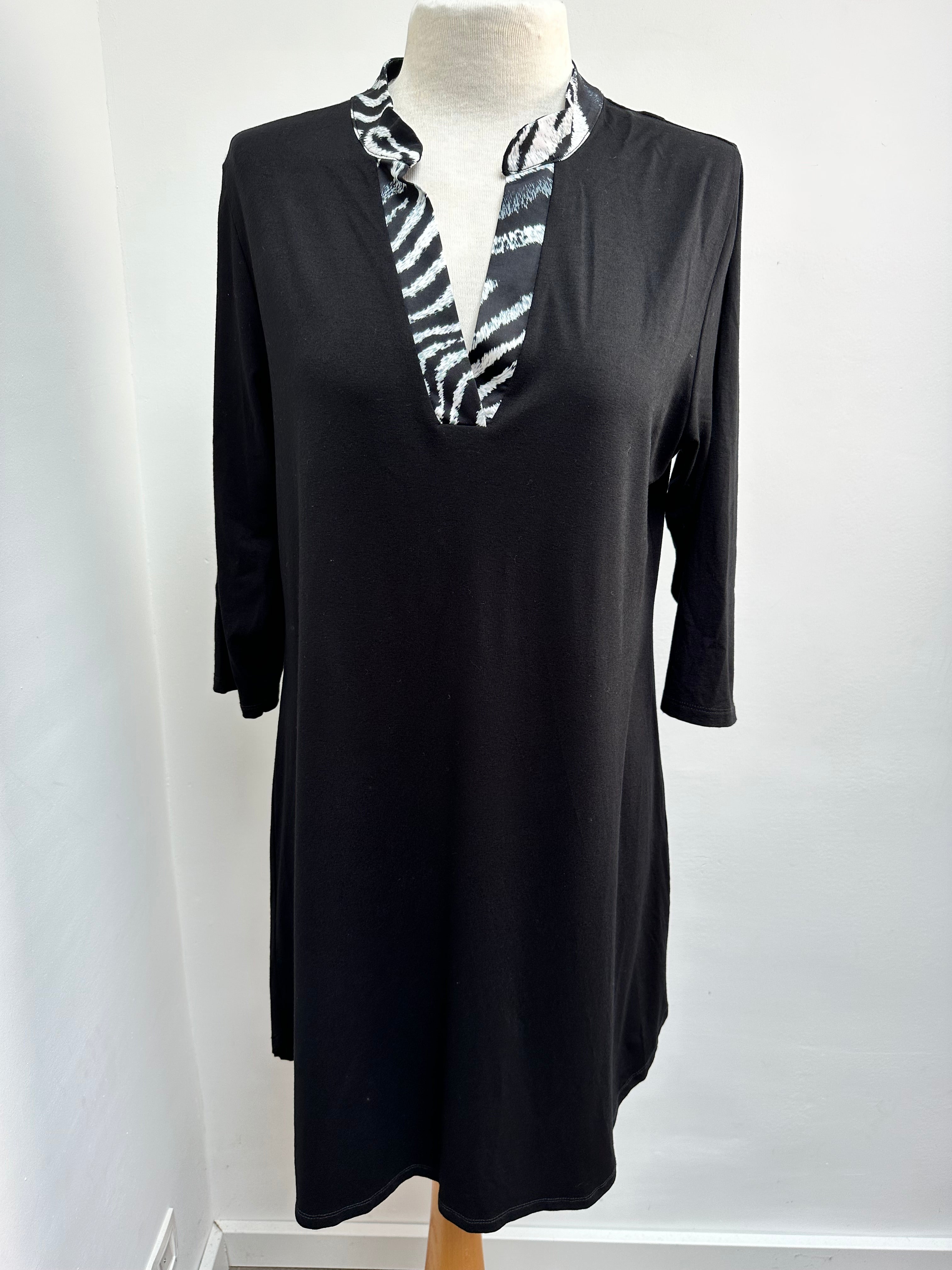 Twister zwarte jurk met zwart/wit kraag maat 1