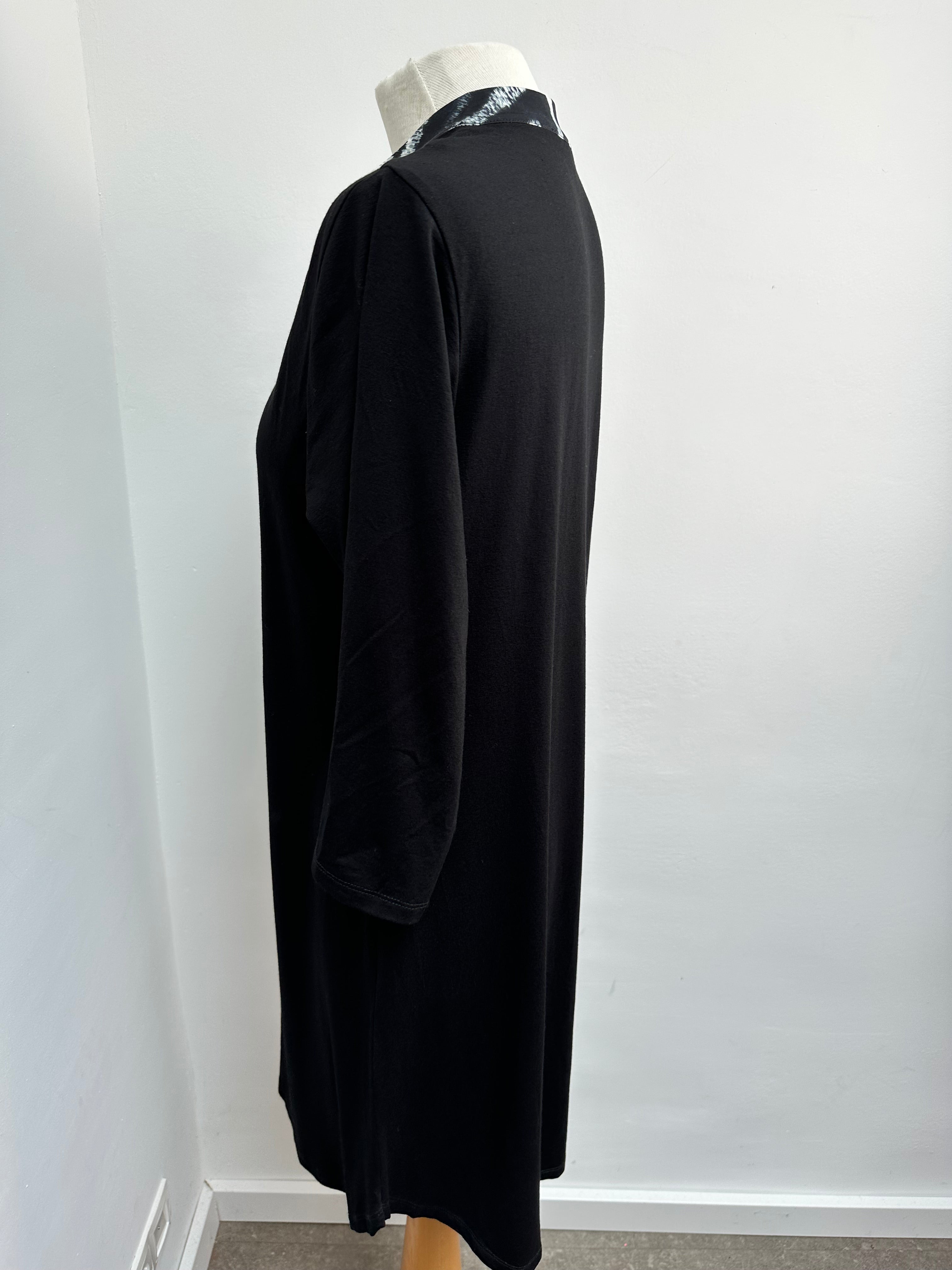 Twister zwarte jurk met zwart/wit kraag maat 1