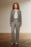 Full body view of the model wearing Ivybeau Colbert maat 38 Grijsblauw