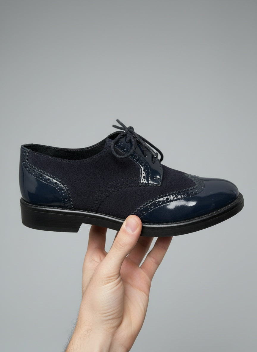 Hand held display of André Schoenen maat 39 donkerblauw
