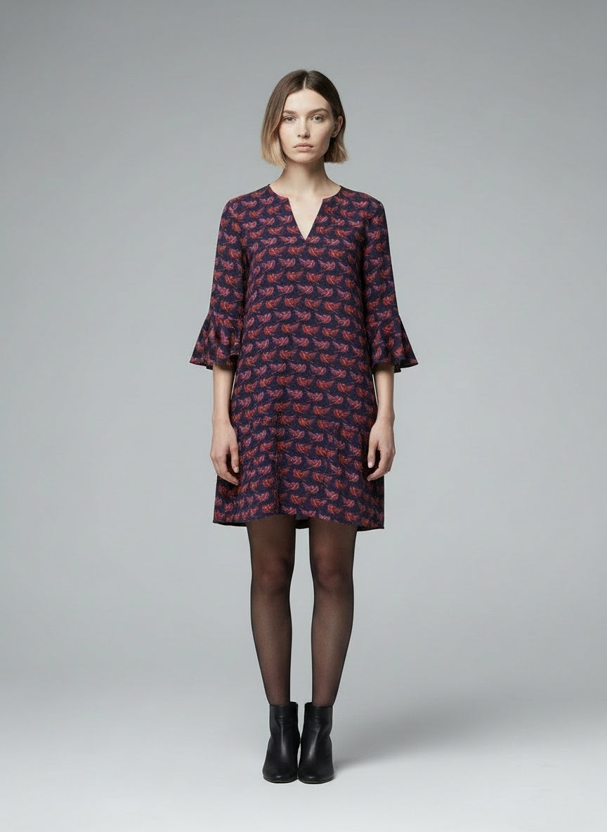Full body view of the model wearing Essentiel Antwerp Jurk maat 40 Blauw en rood