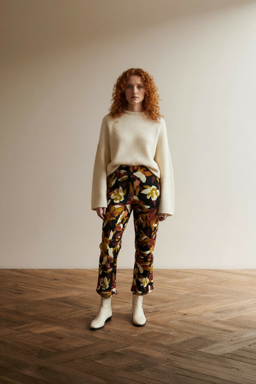 Full body view of the model wearing Corel Amsterdam Broek maat 36 Multicolor (rood, geel, zwart, beige)