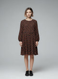 Full body view of the model wearing Essentiel Antwerp jurk met vossenprint maat 36 – speelse designer jurk in zwart en rood