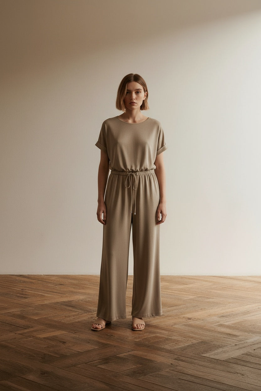 Full body view of the model wearing NED Jumpsuit maat M Taupe