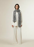 Full body view of the model wearing Sjaal Zwart en wit