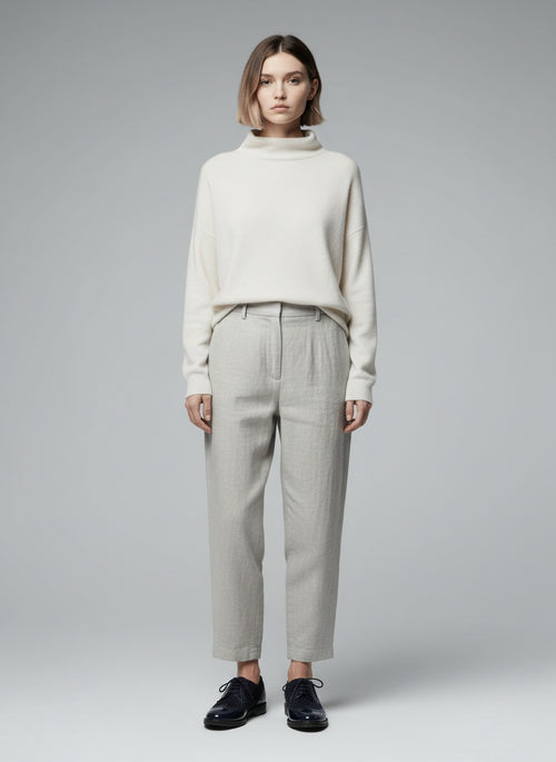 Standing front view of the model wearing André Schoenen maat 39 donkerblauw
