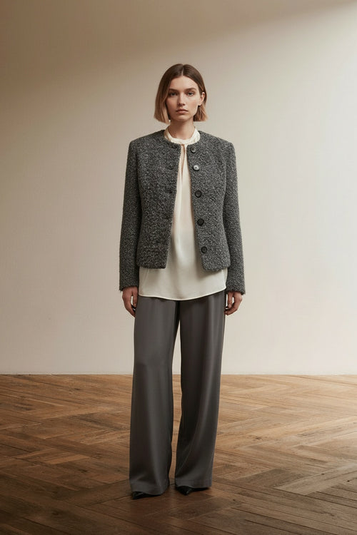 Full body view of the model wearing Claudia Sträter Blazer maat 36 Grijs