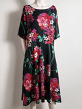Zwarte midi-jurk met kleurrijke bloemenprint van King Louie, voorkant op paspop