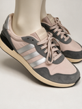 Adidas - Sneakers - lichtroze, suède neus en hiel, vetersluiting