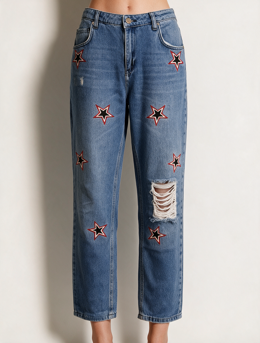 NIKKIE - Broek - blauwe denim, sterrenapplicaties, ripped detail - maat 30