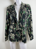 Zwarte blazer met botanisch dessin van Tramontana, voorkant op paspop