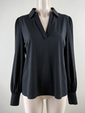 Effen zwarte blouse van Tramontana met V-hals en kraag, voorkant op paspop