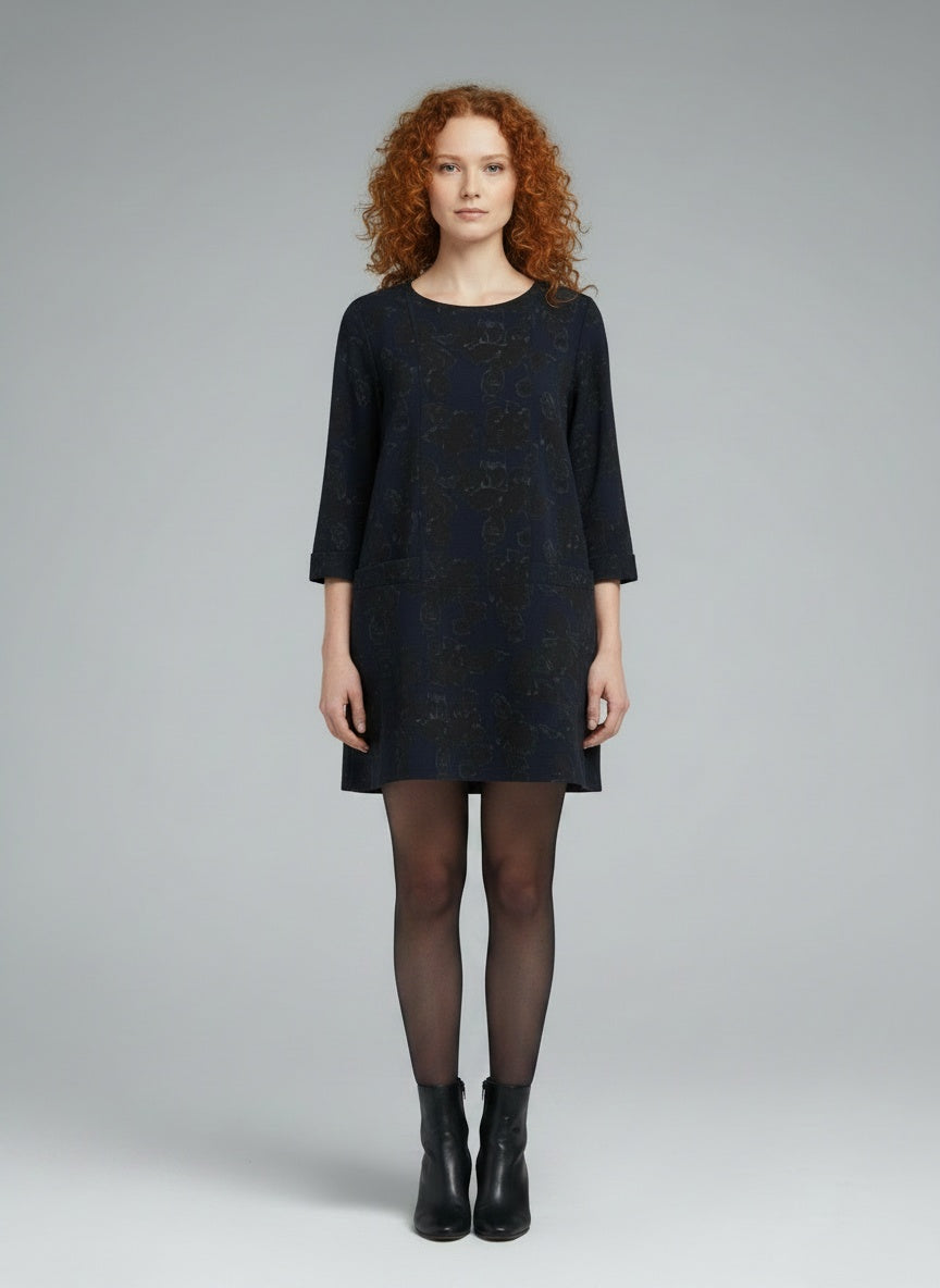 Full body view of the model wearing ESSENTIEL ANTWERP Jurk maat 40 donkerblauw