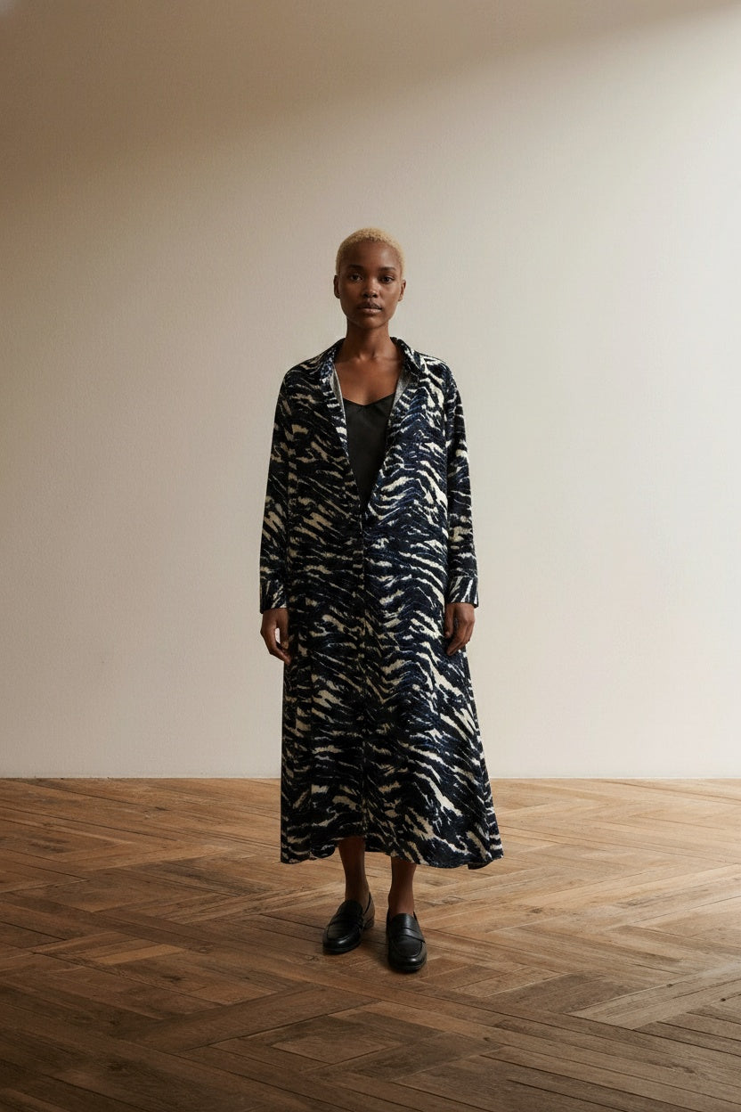 Full body view of the model wearing ANDCOWOMAN Zebra Jurk 2XL – Blauw-Witte Midi Blousejurk met Animal Print