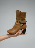 Hand held display of Isabel Marant Laarsjes maat 38 bruin (draagmaat 37)