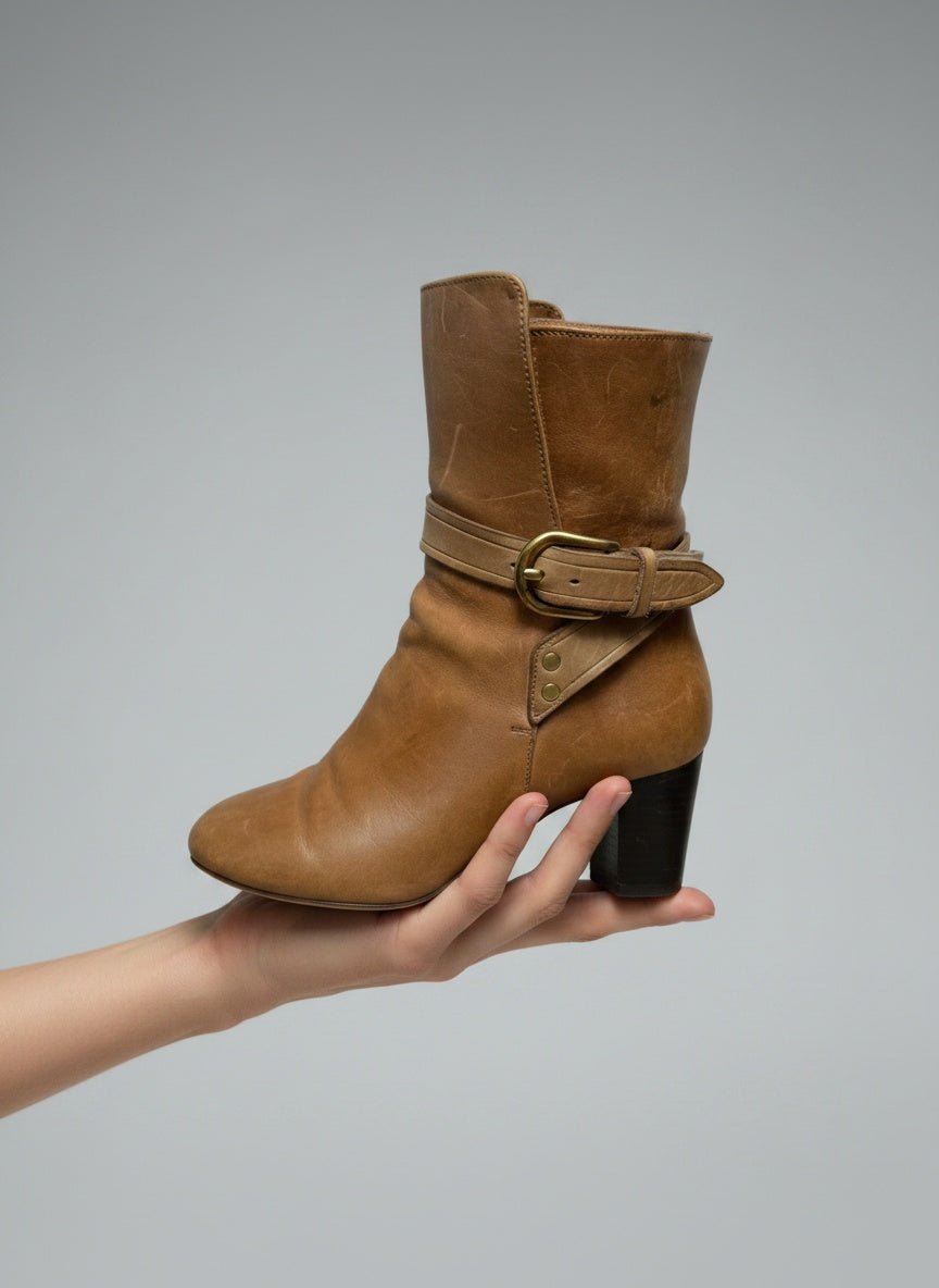 Hand held display of Isabel Marant Laarsjes maat 38 bruin (draagmaat 37)