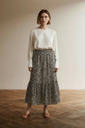 Full body view of the model wearing Les Copines Rok maat L wit; zwart; beige luipaard