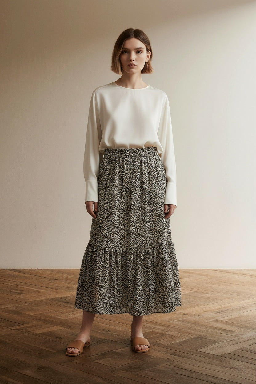 Full body view of the model wearing Les Copines Rok maat L wit; zwart; beige luipaard