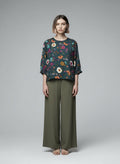 Full body view of the model wearing Essentiel Antwerp bloemenblouse maat 40 – soepelvallende top met kleurrijke floral print
